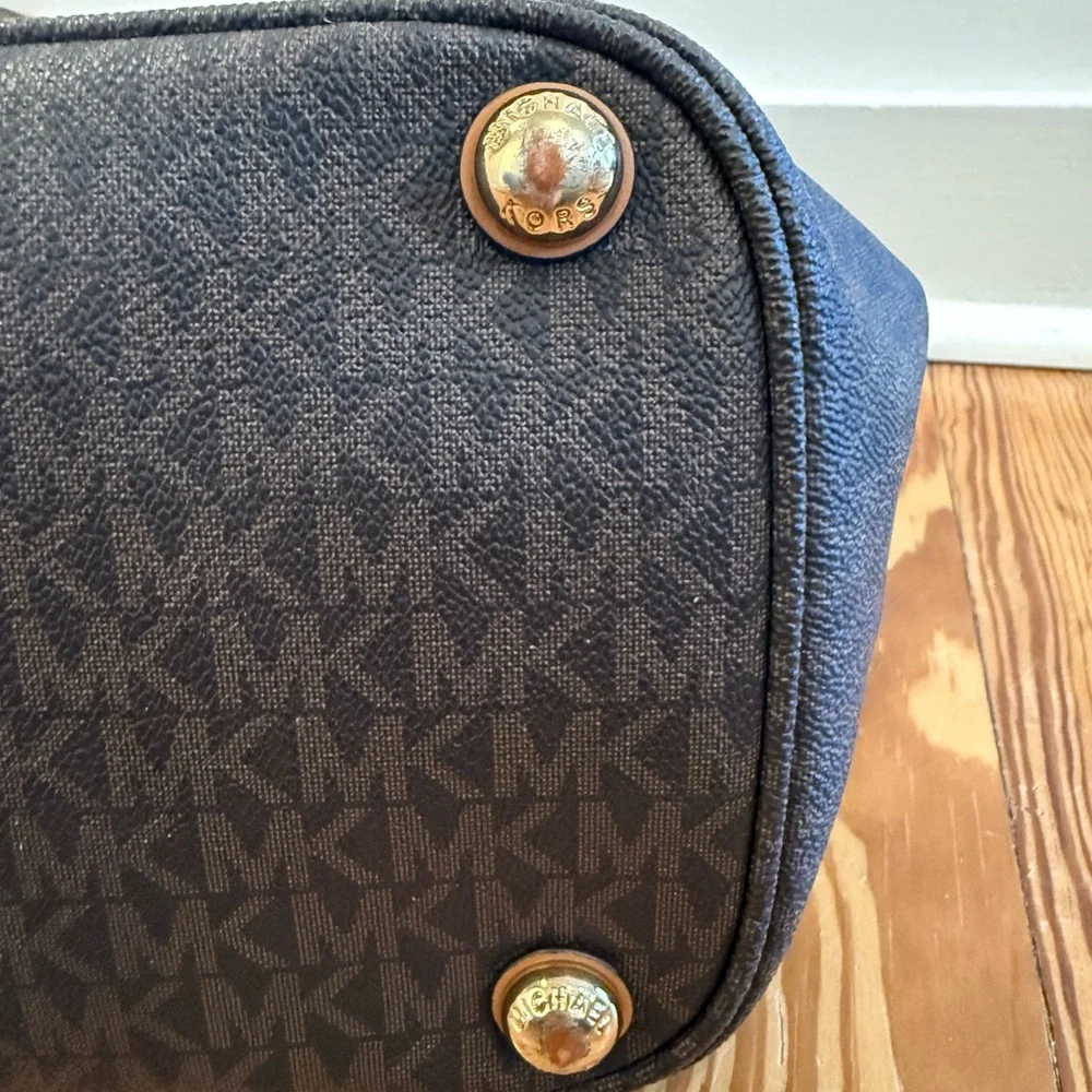 Michael Kors Jet Set Large Travel Shoulder Signature Tote in Acorn, Tan and Gold